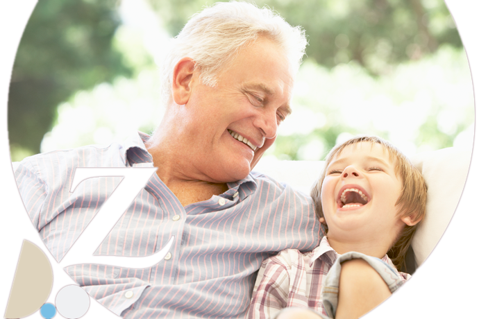 abuelo y nieto riendo