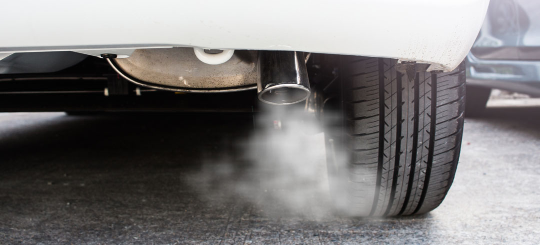 Coche emitiendo humo por el tubo de escape