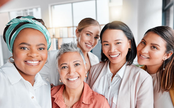 grupo de mujeres de diferentes etnias