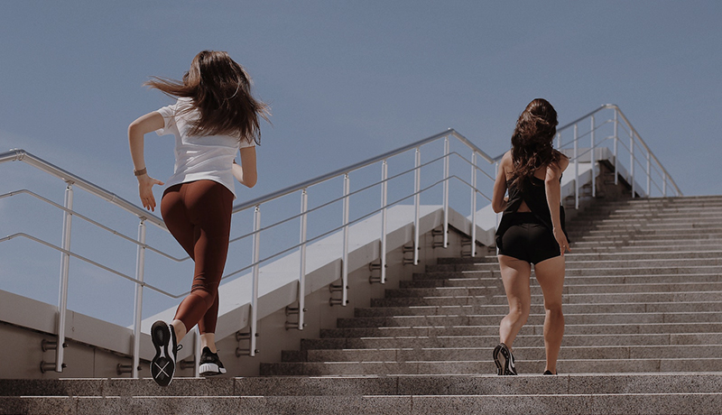 Dos mujeres subiendo escaleras activamente