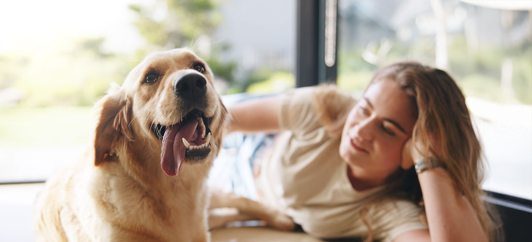 Mujer acariciando a su perro