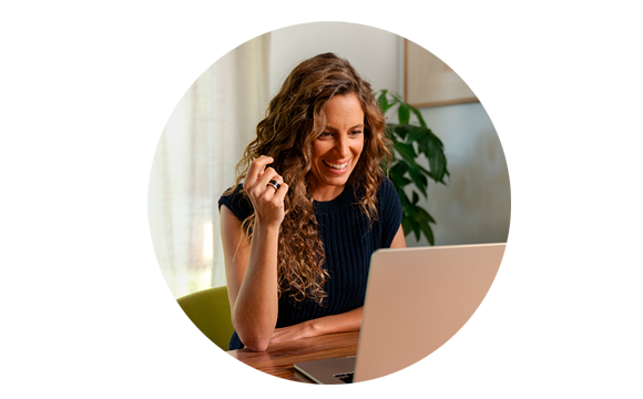 chica feliz mirando el ordenador