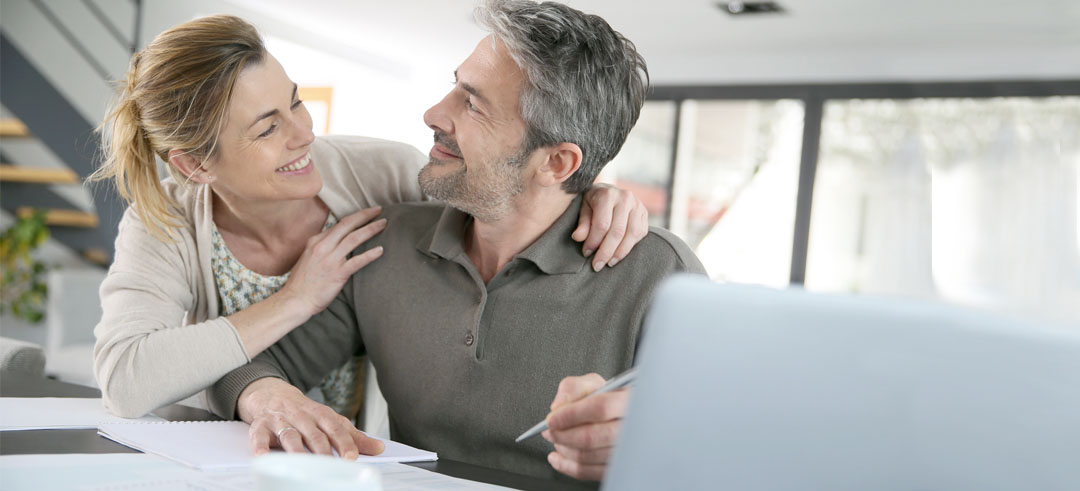 Mujer acompañando y apoyando a su pareja durante la firma de un documento