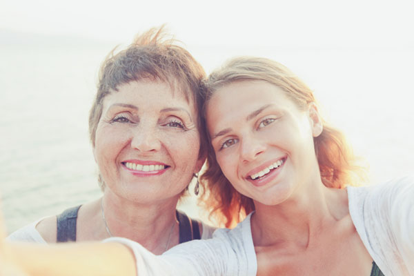 madre e hija haciendo un selfie