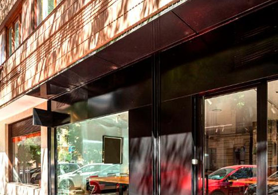 Fachada de un local comercial desde la calle